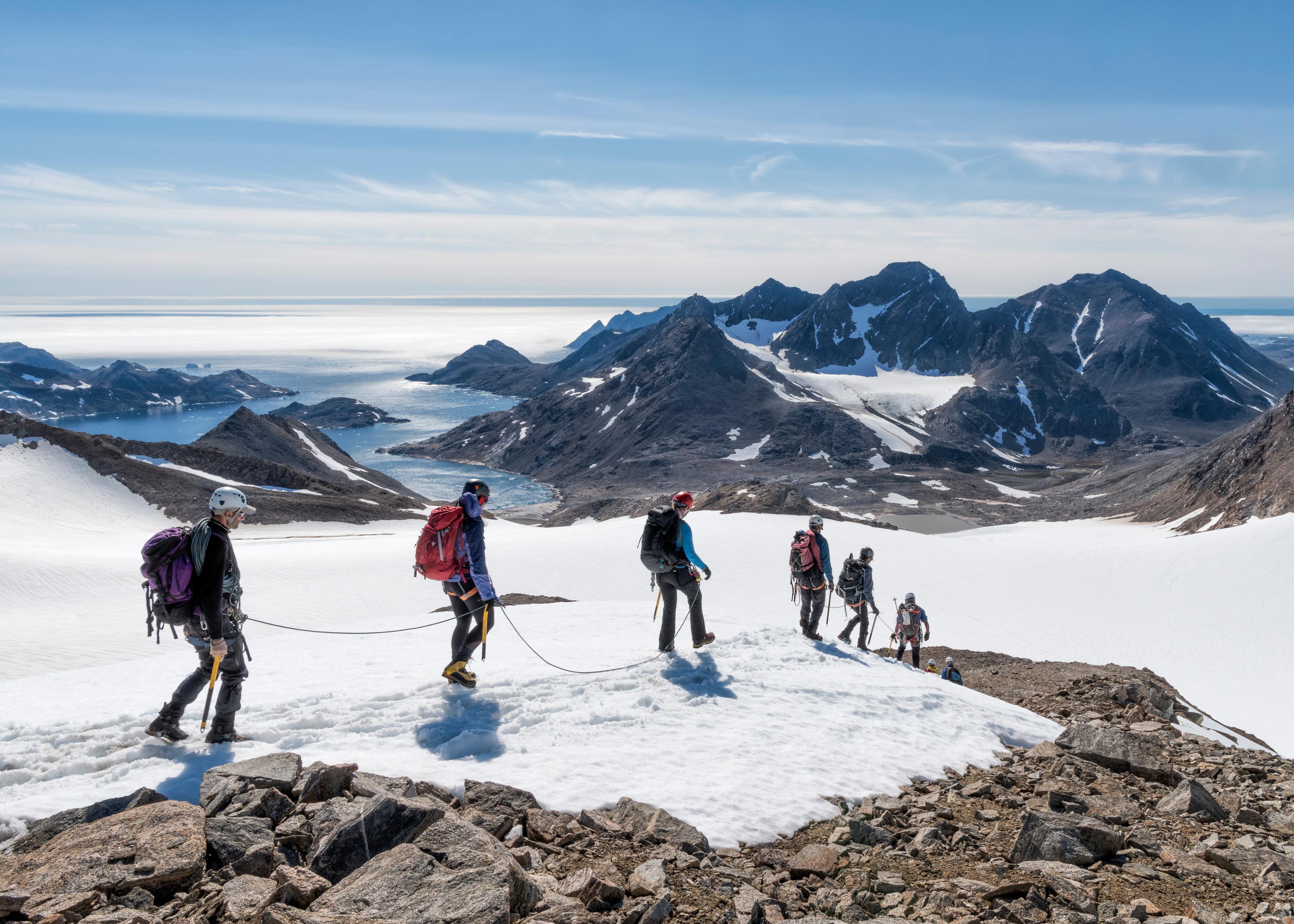 Cordée d'alpinistes sur un glacier